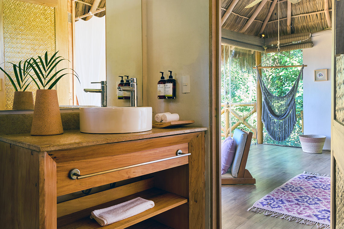 eco-chic-suite-ac-bathroom